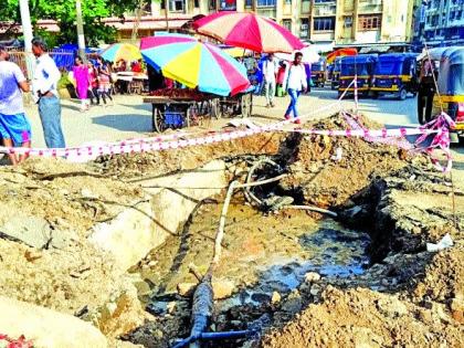 Construction work on the monument is underway | भररस्त्यात स्मारक उभारण्याचे काम सुरू