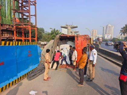 Another truck overturned in Thane for the second consecutive day, affecting traffic for four hours | ठाण्यात सलग दुसऱ्या दिवशी पुन्हा ट्रक उलटल्याने चार तास वाहतुकीवर परिणाम