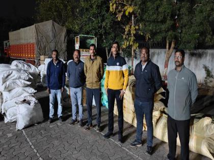 Smuggling from abroad, 1605 kg of aromatic tobacco worth 30.70 lakhs, Gutkha seized | परराज्यातून तस्करी, ३०.७० लाखांचा १६०५ किलो सुगंधित तंबाखू, गुटखा जप्त