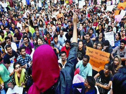 Demonstrations of TIS students in Chembur; Prohibition of sticks | टिसच्या विद्यार्थ्यांची चेंबूरमध्ये निदर्शने; लाठीहल्ल्याचा निषेध