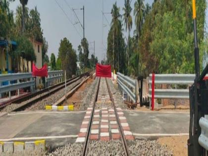 Central Railway to close 24 Level Crossing (LC) gates within a month | मध्य रेल्वेकडून महिनाभरात २४ लेवल क्रॉसिंग (एलसी) फाटक बंद