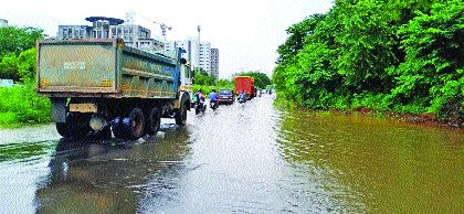 Water on roads in Uran due to rains | पावसामुळे उरणमधील रस्त्यांवर पाणी