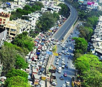 Vehicles queue because Sion Airport is closed | सायन उड्डाणपूल बंद असल्याने वाहनांच्या रांगा