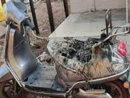 E-bike battery explodes while starting in Satara, young man escapes accident | Satara: ई बाईक सुरू करताच बॅटरीचा स्फोट, दुर्घटनेतून तरुण सुखरूप बचावला