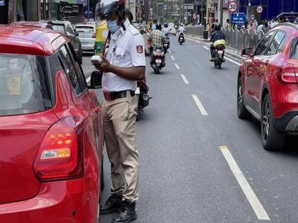 helmet e challan to car pune traffic police | कमाल करता राव; कारमध्ये हेल्मेट घातलं नाही म्हणून गेलं 'ई-चलन', पुण्यातील चमत्कारिक प्रकार