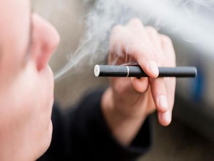 Sale of 'e-cigarettes' in grocery stores; Goods worth more than 30,000 seized | चक्क किराणा दुकानात ‘ई-सिगारेट्स’ची विक्री; ३० हजारांहून अधिकचा माल जप्त