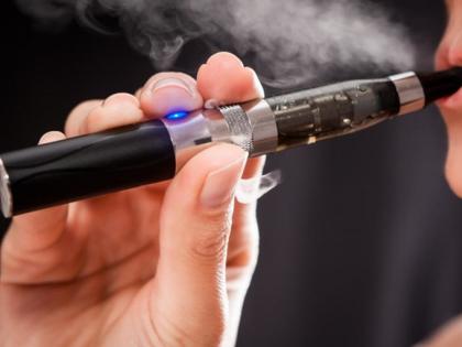 15 percent of youth in Mumbai smoke e-cigarettes daily | मुंबईतील १५ टक्के तरुण दररोज ई-सिगारेट ओढतात