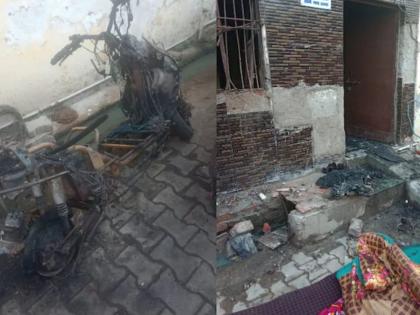 Uttar Pradesh: Elderly couple die as E-scooter on charge catches fire; granddaughter survives In Agra | Electric Scooter: चार्जिंग सुरू असताना इलेक्ट्रिक स्कूटरला आग; नवरा- बायकोचा होरपळून मृत्यू!' Uttar Pradesh: Elderly couple die as E-scooter on charge catches fire; granddaughter survives In Agra | Electric Scooter: चार्जिंग सुरू असताना इलेक्ट्रिक स्कूटरला आग; नवरा- बायकोचा होरपळून मृत्यू!'