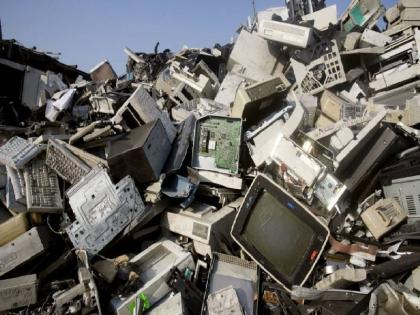  Plastic, processing e-waste, going home, taking money away from waste | प्लास्टिक, ई-कचऱ्यावर प्रक्रिया, घरी येऊन, पैसे मोजून घेऊन जाणार टाकाऊ पदार्थ