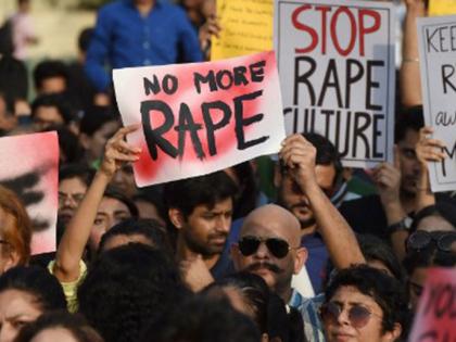 Rape by calling home under the name of business | ऑनलाईन काम देण्याच्या नावाखाली घरी बोलावून इंजिनिअर मुलीवर बलात्कार