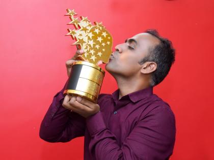 At last she came ... Disney Guruji was overjoyed, kissing the Global Teacher's trophy by ranjeet disale guruji | अखेर ती आलीच... ग्लोबल टिचरच्या ट्रॉफीचं असं केलं स्वागत, डिसले गुरुजींना अत्यानंद