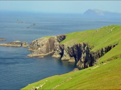 Great Blasket island inviting people with accommodation and food with small condition | फ्रीमध्ये रहा...खा आणि पैसेही कमवा! या सुंदर बेटाकडून खास ऑफर, पण असेल एक अट...