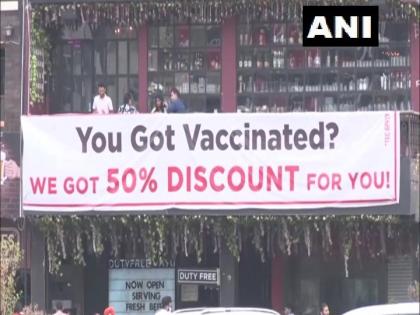 50% discount for those who have been vaccinated in delhi gurugram, restaurant owner scheme | लसीकरण केलेल्यांना 50 % डिस्काऊंट, पब अन् बार मालकाची भन्नाट ऑफर