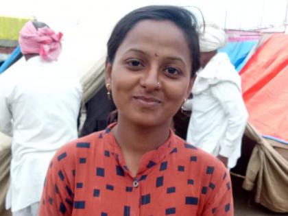 by left foreign chnce she drawing rangoli at Mauli Palkhi Sohala | परदेशातील संधी डावलून माऊलींच्या पालखी सोहळ्यातच रांगोळी काढून केली  जात आहे सेवा  