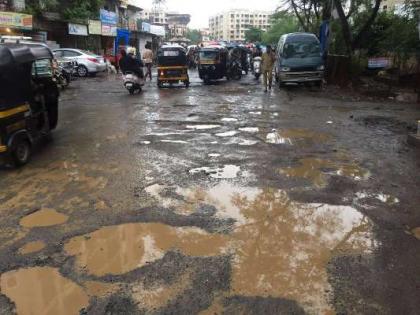 Two lakhs spent behind the pits, still in the road pits in Mumbai; Dissolve charge of the municipality | खड्ड्यामागे दोन लाख खर्च, तरीही मुंबईतील रस्ते खड्ड्यांत; पालिकेचा भोंगळ कारभार