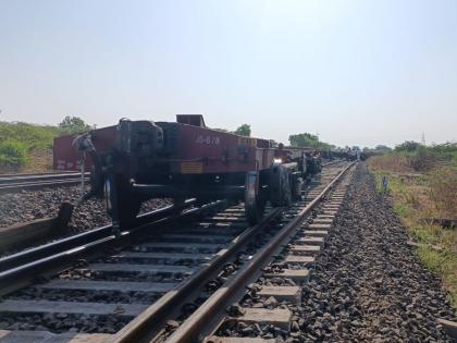 A goods train derailed near Aurangabad, disrupting train schedules | Aurangabad News: औरंगाबादजवळ मालगाडीचे आठ डबे रुळावरून घसरले, रेल्वेचे वेळापत्रक विस्कळीत 