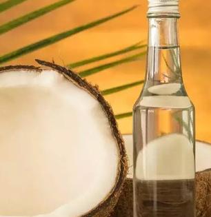 केसांना खोबरेल तेल लावण्याचे ४ फायदे; पारंपरिक तेल मालिश उत्तम- केसांवर प्रयोग नकोच..