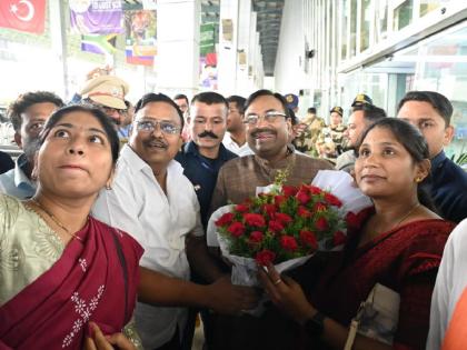 Sudhir Mungantiwar was given a warm welcome in Chandrapur, the vice-capital, amid the sound of drums | ढोल ताशांच्या गजरात सुधीर मुनगंटीवार यांचे उपराजधानी व चंद्रपुरात जंगी स्वागत