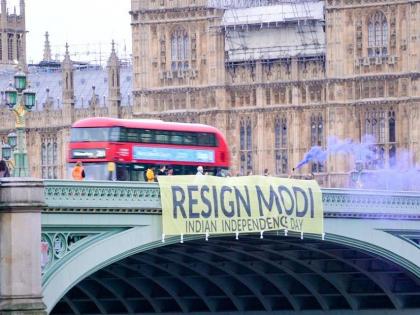 Narendra Modi : Resignation Modi banner flashed on London bridge, demand for resignation | Narendra Modi : लंडनच्या पुलावर झळकला Resign Modi चा बॅनर, राजीनाम्याची मागणी