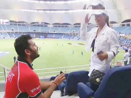 Kinchit Shah Proposing Girlfriend: After Losing The Match hong kong player Shah ran to the stadium, proposed to his girlfriend... | Kinchit Shah Proposing Girlfriend: मॅच हरलो म्हणून काय झाले! हाँगकाँगचा शहा स्टेडिअमकडे पळाला, गर्लफ्रेंडला प्रपोज केला...