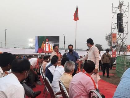 Nitesh Rane arrives in Goa, Mhapusa in Pm Narendra Modis Rally goa Election 2022 | Nitesh Rane in Goa: मोदींच्या सभेला नितेश राणे शेवटच्या रांगेत बसले; फडणवीसांनी पाहिले अन्...