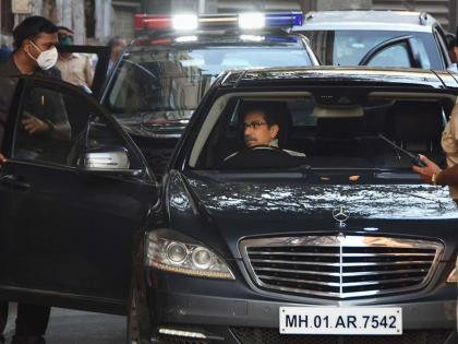 Maharashtra Political Crisis: Uddhav Thackeray himself drove a Mercedes car to the cabinet meeting; Anil Parab and Aditya thackeray also in car Eknath Shinde rebel | उद्धव ठाकरे स्वत: मर्सिडीज चालवत मंत्रिमंडळ बैठकीला निघाले; अनिल परब शेजारी