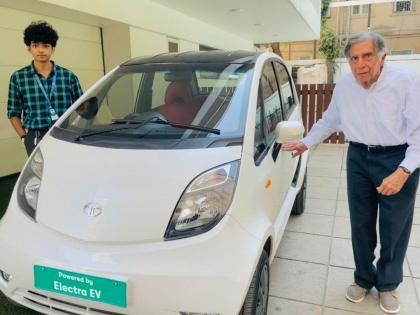 Ratan Tata Nano EV: Ratan Tata's photo with Tata Nano Electric; Range 213 km in Single Charge | Ratan Tata Nano EV: टाटा नॅनो इलेक्ट्रीकमध्ये येतेय? रतन टाटांचा कारसोबतचा फोटो; रेंजही तुफान