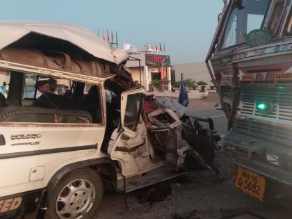 Accident News Buldhana: Devotee's car collide in Shegaon with truck; Five killed, four injured | Accident News: शेगावला जाणाऱ्या भाविकांच्या एसयुव्हीला भीषण अपघात; पाच जणांचा मृत्यू, सात जखमी