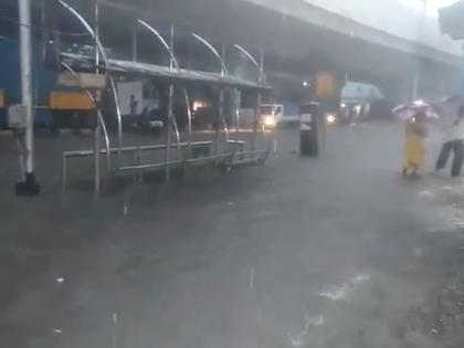 Moderate rains in Mumbai, Pune; Hindmata circle water ladging | मुंबई, पुण्यात पावसाची जोरदार हजेरी; हिंदमाता सर्कल तुडूंब