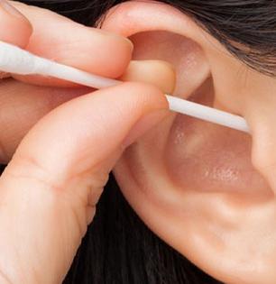 कानात मळ झाला म्हणून कान कोरता? बहिरे व्हाल, पाहा कान साफ करण्याची योग्य पद्धत