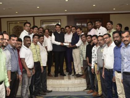 Maharashtra Flood: Lalbagh Raja given 25 lakhs for help to flood Victims in hand of Chief Minister | Maharashtra Flood: पूरग्रस्तांच्या मदतीला धावला मुंबईचा बाप्पा; लालबागच्या राजाकडून 25 लाखांची मदत 