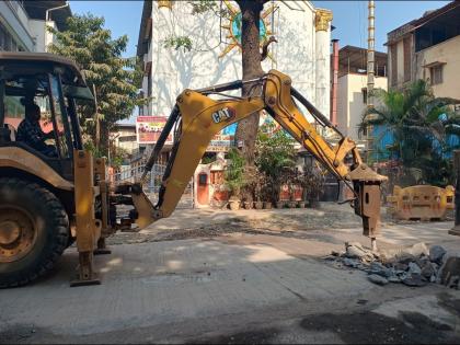 The repair of the cracks in the concrete road has started | काँक्रिट रस्त्याला पडलेले तडे-भेगा यांची दुरुस्ती सुरू झाली