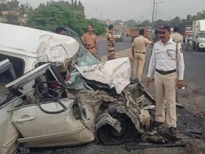 Terrible accident on Mumbai-Ahmedabad highway, three dead and two seriously injured | मुंबई-अहमदाबाद महामार्गावर भीषण अपघात, तिघांचा मृत्यू तर दोघे गंभीर जखमी