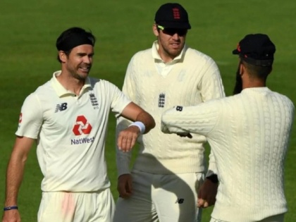 James Anderson celebrates wickets with physical distancing, uses hand sanitiser during warm-up game | Cricket is Back: जेम्स अँडरसननं घेतली विकेट अन् खेळाडूंचं सोशल डिस्टन्सिंग सेलिब्रेशन