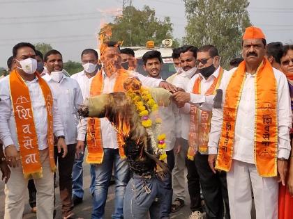 Burning of a symbolic statue of the Deputy Chief Minister of Karnataka at the interstate border | कर्नाटकच्या उपमुख्यमंत्र्यांच्या प्रतिकात्मक पुतळ्याचे आंतरराज्य सीमेवर दहन  