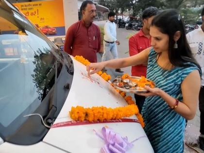 फक्त ५.२१ लाखांची 'ही' ७ सीटर कार, ३० दिवसांत १३ हजार लोकांनी खरेदी केली; २७ किमी माइलेज...