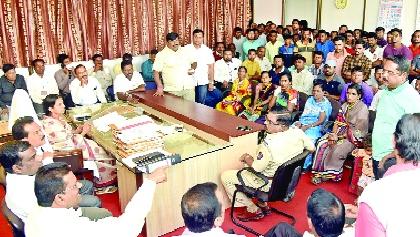 Roads, stop the way for water: Ichalkaranji, citizen angry: grapher with the head of the municipality, tension for some time | रस्ते, पाण्यासाठी रास्ता रोको इचलकरंजीत नागरिक संतप्त : नगराध्यक्षांना घेराव, काही काळ तणाव