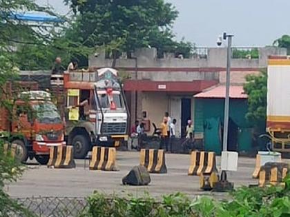 Here the queue fills the pockets of the officials; Lots of loot from motorists | इथे रांगेत भरतात अधिकाऱ्यांचे खिसे; खासगी पंटरचा चेक पोस्टवर ताबा, वाहनधारकांची बेसुमार लूट