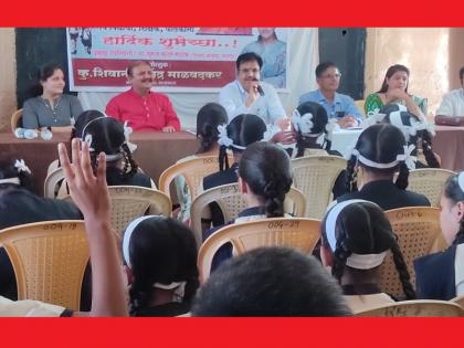 Education Commissioner Suraj Mandhare took the childrens school and asked question | दोन वर्षे शाळा बंद होती तुम्ही काय केले? शिक्षण आयुक्तांनीच घेतली मुलांची शाळा