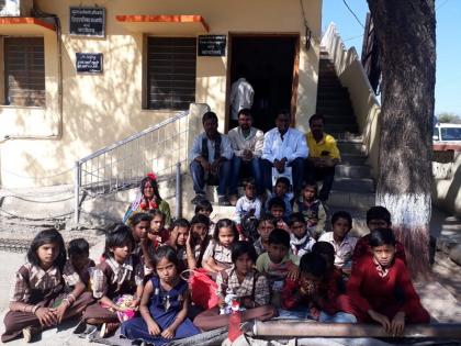 To start the closed schools, student starts class in Parbhani Zilla Parishad's | बंद केलेली शाळा सुरु करण्यासाठी परभणी जिल्हा परिषदेच्या दालनात विद्यार्थ्यांचा वर्ग 