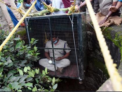 Loyalty to work ... I risked my life to save the life of a leopard trapped in a well | कामाप्रती निष्ठा... जीवाची बाजी लावून विहिरीत अडकलेल्या बिबट्याला दिलं जीवदान