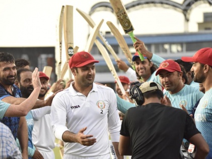 Mohammad Nabi get nice farewell from test cricket | ... असा निरोप मिळायला पण भाग्य लागतं; विजय, गार्ड ऑफ हॉनर आणि बरंच काही