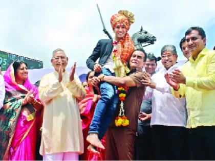  Krishnaraj's grand procession - 'British Formula Three' first | कृष्णराजची भव्य मिरवणूक---‘ब्रिटिश फॉर्म्युला थ्री’मध्ये प्रथम