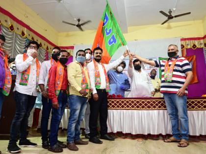 'Shiv Sena will have to pay the price for forgetting Hindutva'; Shiv Sainiks join BJP | 'हिंदुत्वाचा विसर पडल्याची किंमत शिवसेनेला मोजावी लागेल'; शिवसैनिकांचा भाजपात प्रवेश