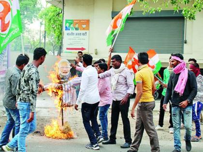 Modi statue burnt before BJP office in Nagpur | नागपुरात  भाजपा कार्यालयासमोर जाळला मोदींचा पुतळा 