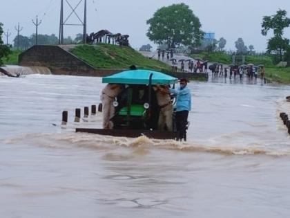 Police showed courage in the flood waters, taking the pregnant woman to the hospital in a tractor | पोलिसांनी पुराच्या पाण्यात धाडस दाखवले, गरोदर महिलेला ट्रॅक्टरमधून रुग्णालयात नेले