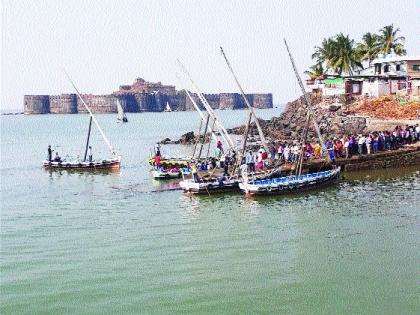 Traffic resumed on the historic Janjira fort | ऐतिहासिक जंजिरा किल्ल्यावरील जलवाहतूक पुन्हा झाली सुरू