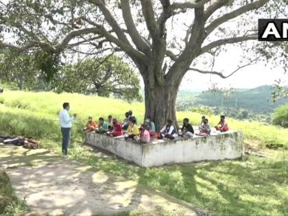 Bone teacher ... Master who takes school under a tree in udhampur will be honored with a national award of | हाडाचा शिक्षक... झाडाखाली शाळा घेणाऱ्या मास्तरचा राष्ट्रीय पुरस्काराने सन्मान