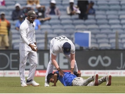 India vs South Africa, 2nd Test: The fan entered the field and bowed to Rohit Sharma's leg ... | India vs South Africa, 2nd Test : एक चाहता मैदानात घुसला आणि रोहितच्या पायावर नतमस्तक झाला...