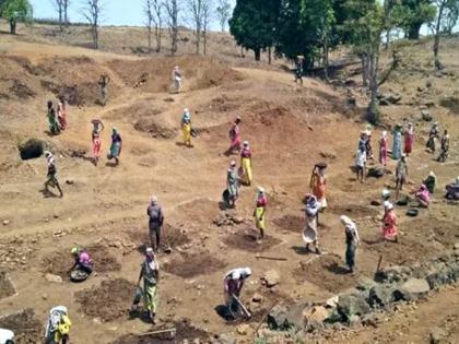On the youth employment guarantee scheme returned to the village in the lockdown | लाॅकडाऊनमध्ये गावात परतलेले तरुण रोजगार हमी योजनेवर On the youth employment guarantee scheme returned to the village in the lockdown | लाॅकडाऊनमध्ये गावात परतलेले तरुण रोजगार हमी योजनेवर
